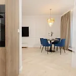 Lux Niemcewicza With Ac & Balcony Ochota By Renters Varsó